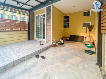 *****ทาวน์เฮ้าส์มือสองย่านนนทบุรี ม.โกลเด้นทาวน์ รัตนาธิเบศร์-ไทรม้า หลังมุม! เนื้อที่มากถึงเกือบ 17 ตร.ว. ฟังก์ชัน 3 ห้องนอน 2 ห้องน้ำ 1 ที่จอดรถ บ้านสวยพร้อมเข้าอยู่ บรรยากาศเงียบสงบ บนทำเลเดินทางสะดวก ใกล้รถไฟฟ้าสายสีม่วง "สถานีไทรม้า และบางรักน้อยท่าอิฐ"